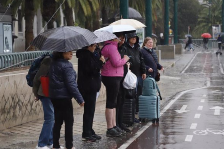 Varias personas se refugian ante las lluvias que ha dejado la DANA en Andalucía