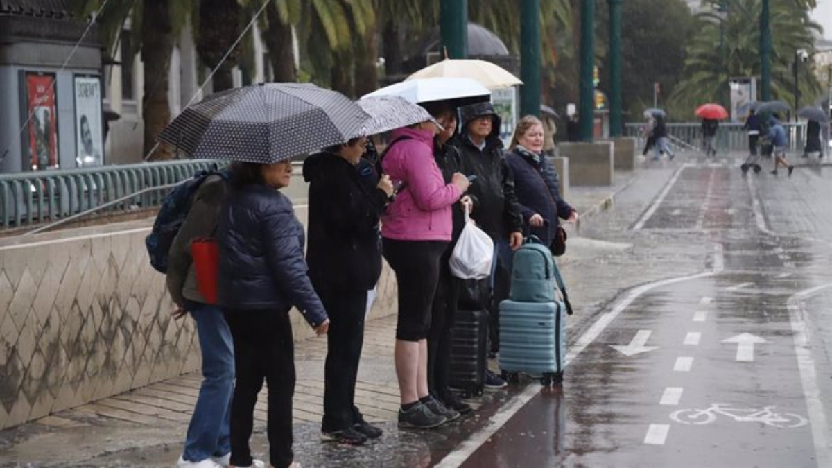 Varias personas se refugian ante las lluvias que ha dejado la DANA en Andalucía