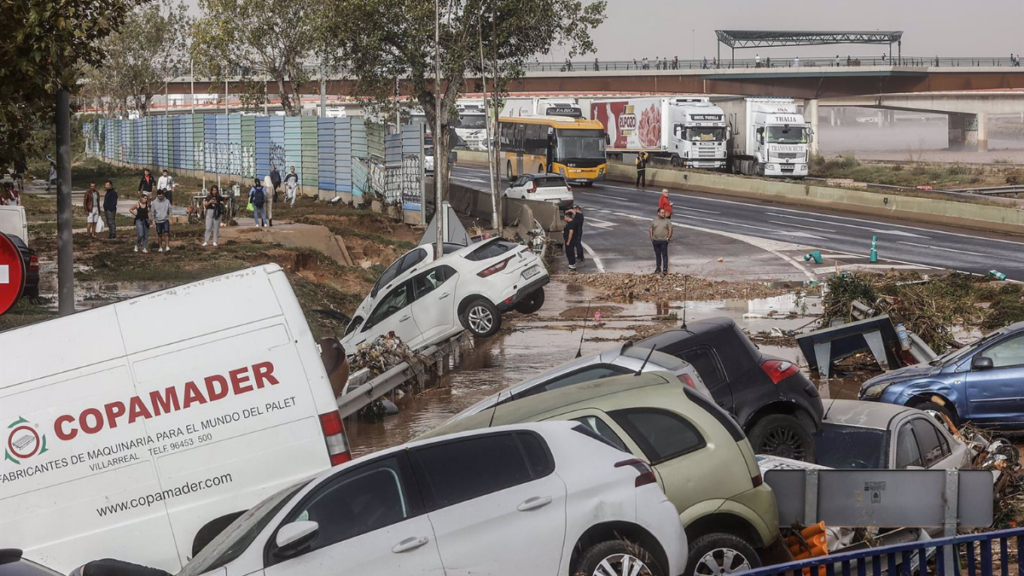 Vehículos destrozados y agua por las calles tras el paso de la DANA por el barrio de La Torre de Valencia