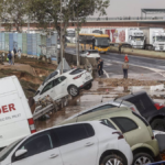 Vehículos destrozados y agua por las calles tras el paso de la DANA por el barrio de La Torre de Valencia