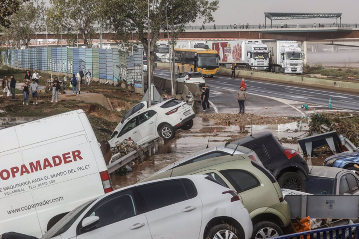 Vehículos destrozados y agua por las calles tras el paso de la DANA por el barrio de La Torre de Valencia