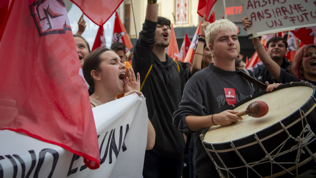 Diversos jóvenes joven en una protesta convocada pel Sindicat d'Estudiants / Europa Press