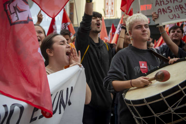 Diversos jóvenes joven en una protesta convocada pel Sindicat d'Estudiants / Europa Press