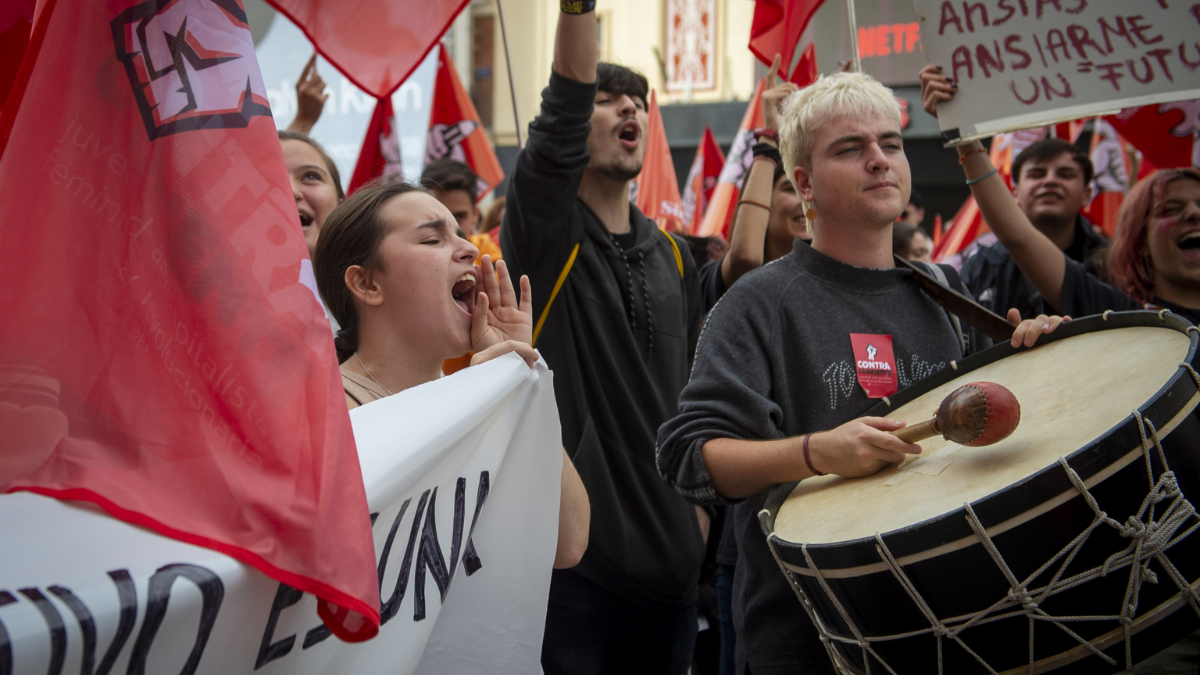 Diversos jóvenes joven en una protesta convocada pel Sindicat d'Estudiants / Europa Press