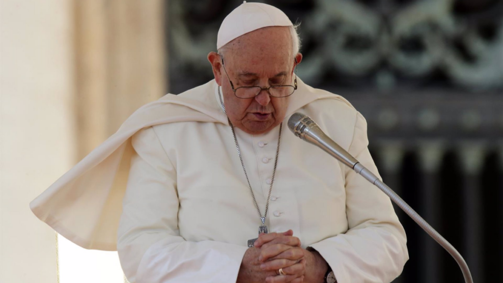 El Papa Francisco habla durante su audiencia general de los miércoles en la Plaza de San Pedro en el Vaticano.