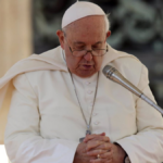 El Papa Francisco habla durante su audiencia general de los miércoles en la Plaza de San Pedro en el Vaticano.