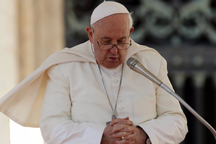 El Papa Francisco habla durante su audiencia general de los miércoles en la Plaza de San Pedro en el Vaticano.