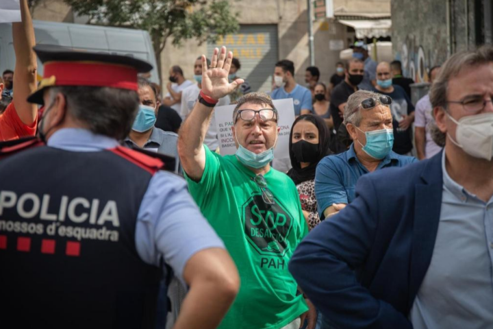 Miembros de Stop Desahucios, en Badalona.EUROPA PRESS