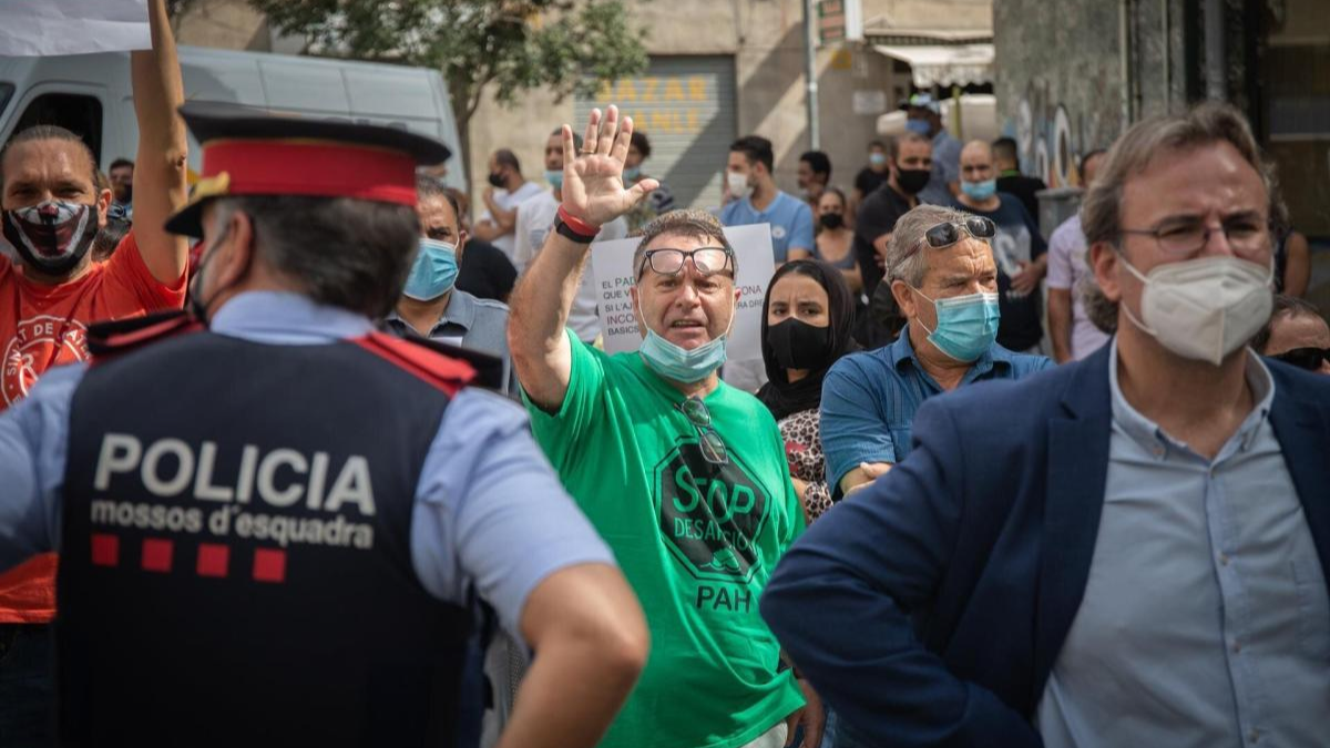 Miembros de Stop Desahucios, en Badalona.EUROPA PRESS