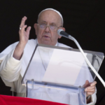 El Papa Francisco lee el Ángelus en la plaza de San Pedro el 15 de septiembre de 2024