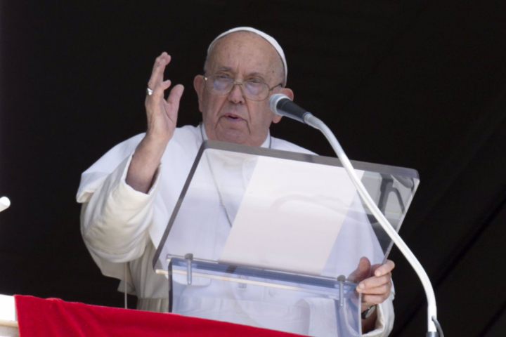 El Papa Francisco lee el Ángelus en la plaza de San Pedro el 15 de septiembre de 2024