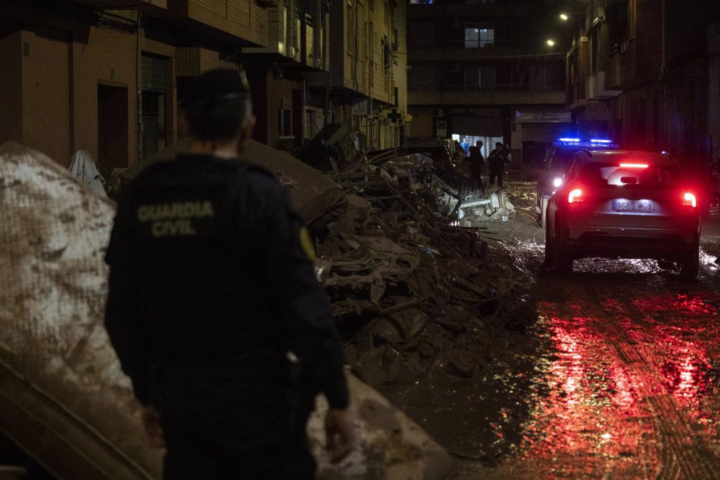 Un control nocturno de la Guardia Civil, a 6 de noviembre de 2024, en Paiporta, Valencia