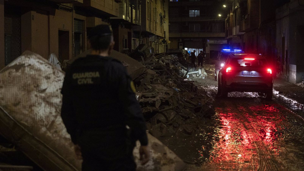 Un control nocturno de la Guardia Civil, a 6 de noviembre de 2024, en Paiporta, Valencia