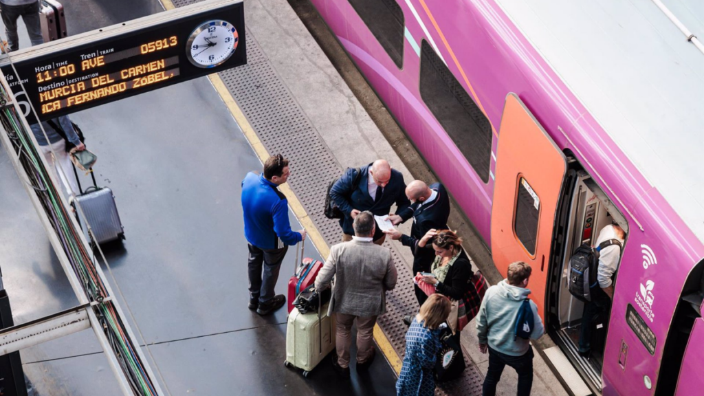 Pasajeros en la estación de tren de Atocha, a 21 de octubre de 2024, en Madrid renfe