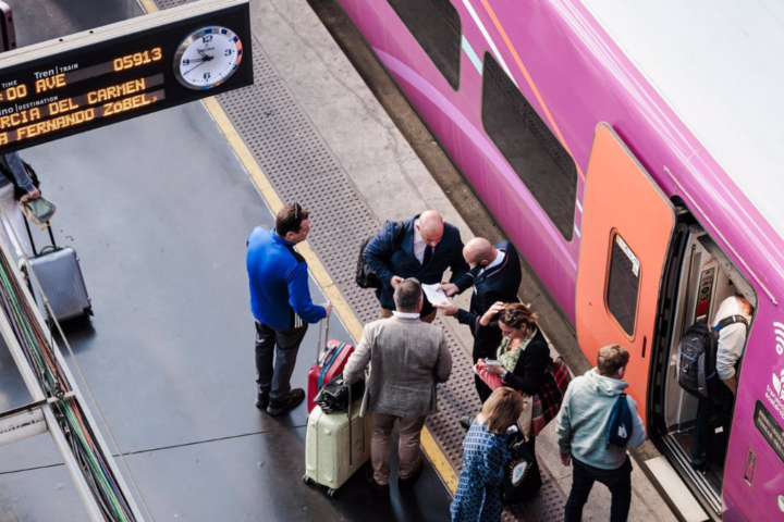 Pasajeros en la estación de tren de Atocha, a 21 de octubre de 2024, en Madrid renfe