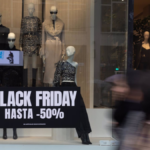 Un comercio anuncia los descuentos del Black Friday