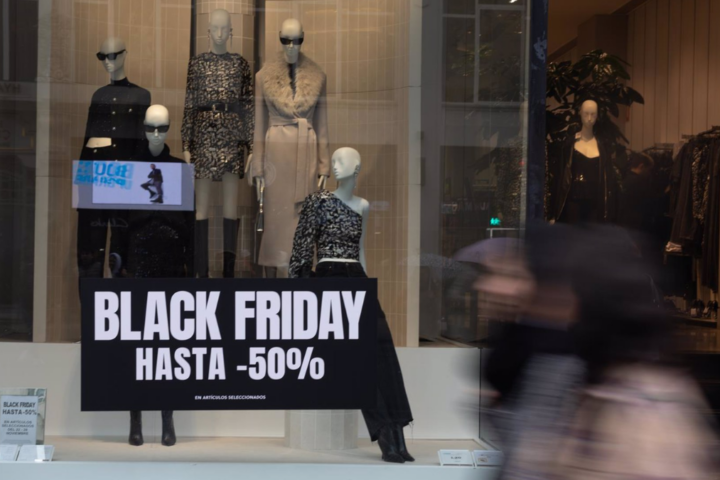 Un comercio anuncia los descuentos del Black Friday