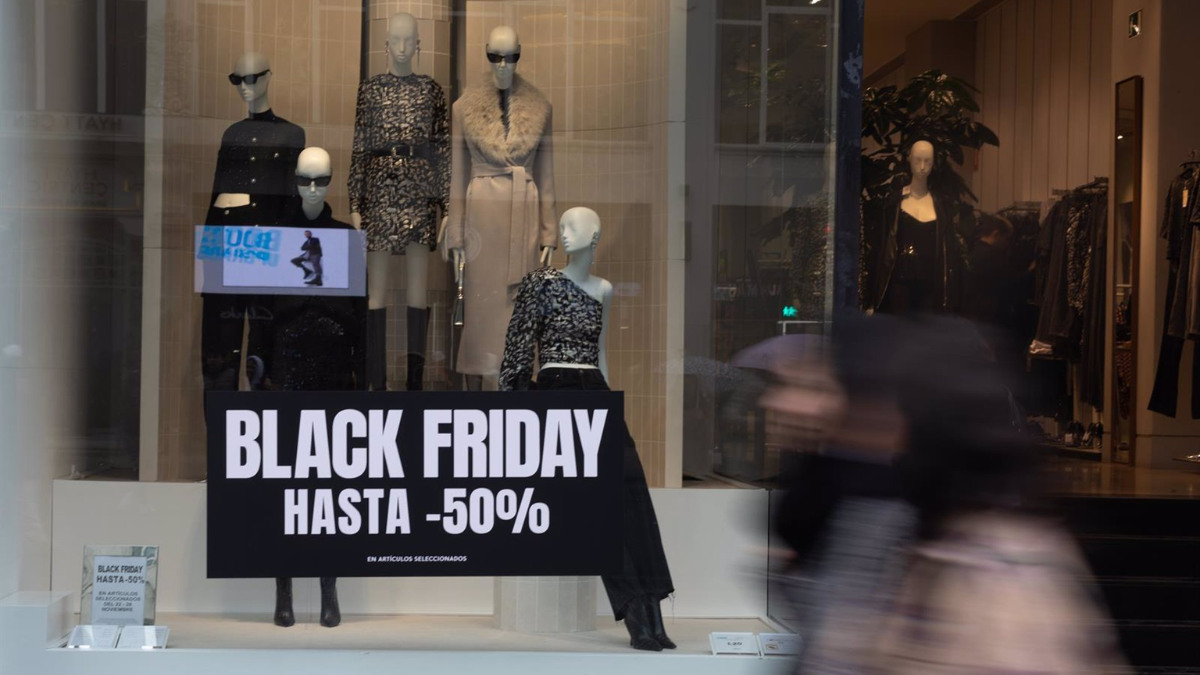 Un comercio anuncia los descuentos del Black Friday