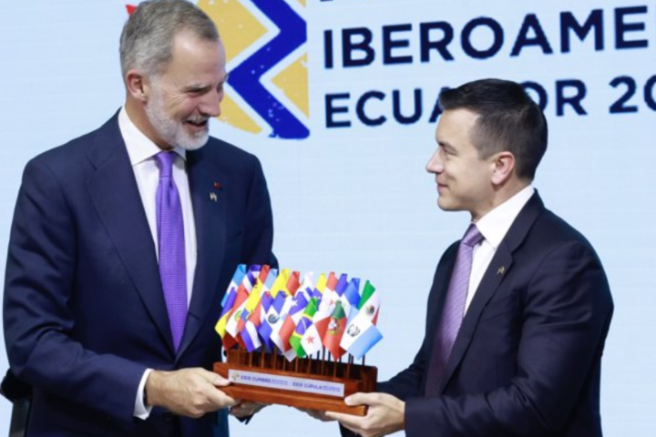 El España américa Rey Felipe VI (i) y el presidente de la República del Ecuador, Daniel Noboa (d), durante el encuentro en la XXIX Cumbre Iberoamericana, a 15 de noviembre de 2024, en Cuenca (Ecuador).