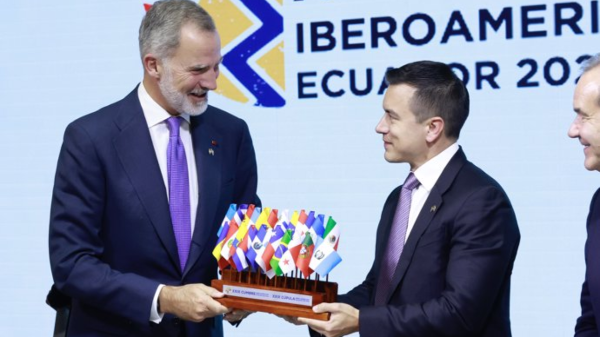 El España américa Rey Felipe VI (i) y el presidente de la República del Ecuador, Daniel Noboa (d), durante el encuentro en la XXIX Cumbre Iberoamericana, a 15 de noviembre de 2024, en Cuenca (Ecuador).