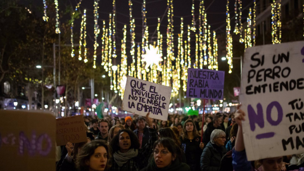 violencia Decenas de personas portan carteles, durante una manifestación por el 25N, a 25 de noviembre de 2023 v