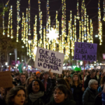 violencia Decenas de personas portan carteles, durante una manifestación por el 25N, a 25 de noviembre de 2023 v