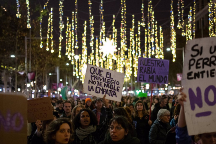 violencia Decenas de personas portan carteles, durante una manifestación por el 25N, a 25 de noviembre de 2023 v