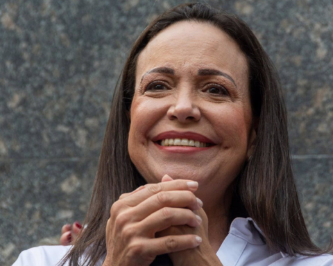 La líder opositora Maria Corina Machado habla a sus seguidores