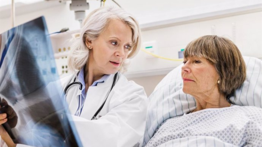 Paciente hospitalizada mirando cáncer y una radiografía de pulmones