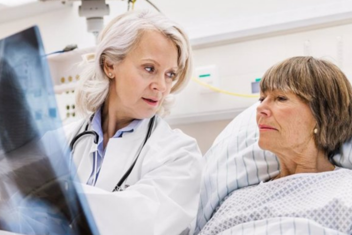 Paciente hospitalizada mirando cáncer y una radiografía de pulmones