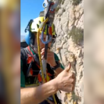 Efectivo de la Guardia Civil procede a rescatar al escalador en El Chorro | Fuente: G.C.