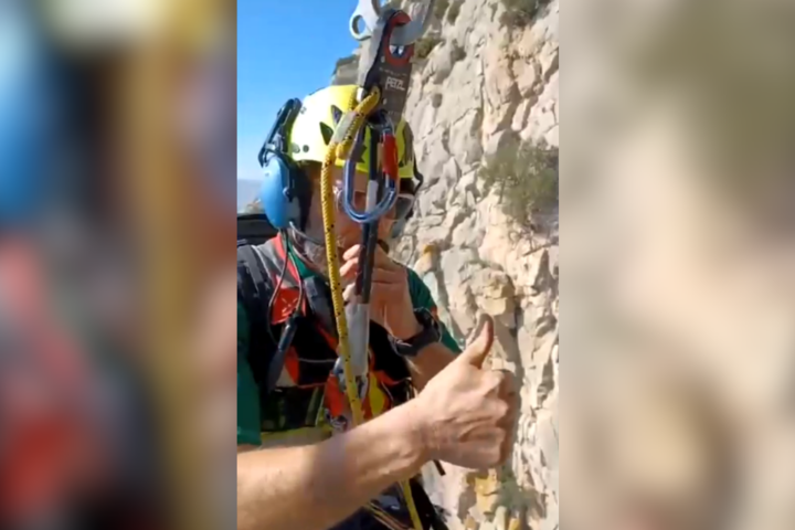 Efectivo de la Guardia Civil procede a rescatar al escalador en El Chorro | Fuente: G.C.