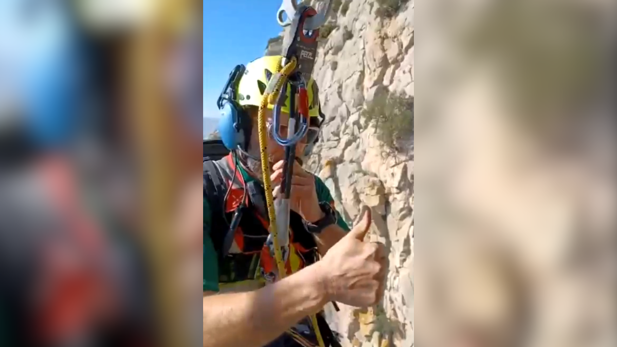 Efectivo de la Guardia Civil procede a rescatar al escalador en El Chorro | Fuente: G.C.