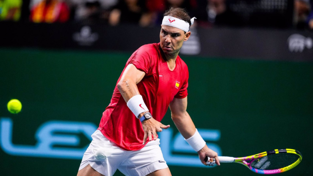 Rafael Nadal de España en acción contra Botic van de Zandschulp de los Países Bajos durante la Copa Davis 2024