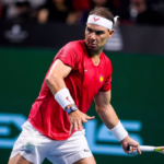 Rafael Nadal de España en acción contra Botic van de Zandschulp de los Países Bajos durante la Copa Davis 2024