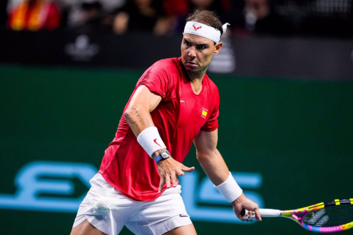 Rafael Nadal de España en acción contra Botic van de Zandschulp de los Países Bajos durante la Copa Davis 2024