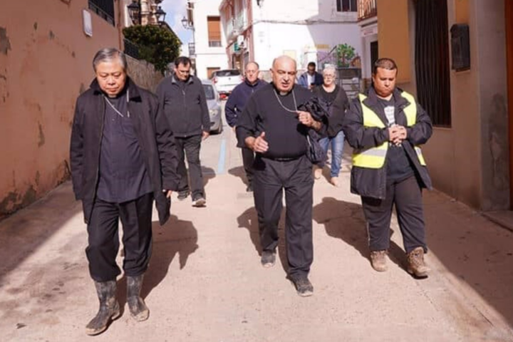 El nuncio visita dos localidades afectadas por la DANA