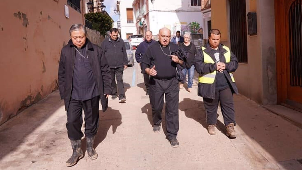 El nuncio visita dos localidades afectadas por la DANA