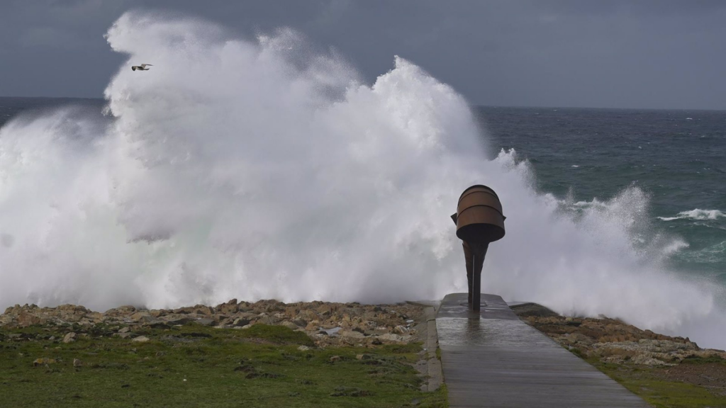 Olas durante el frente vientos viento meteorológico, a 23 de febrero de 2024, en A Coruña