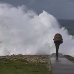 Olas durante el frente vientos viento meteorológico, a 23 de febrero de 2024, en A Coruña