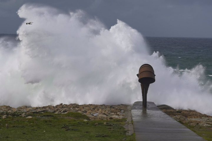 Olas durante el frente vientos viento meteorológico, a 23 de febrero de 2024, en A Coruña