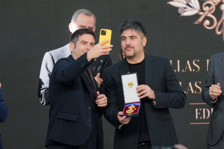 Estopa se hace un 'selfie' con el Rey Felipe VI tras recibir la Medalla de Oro en las Bellas Artes en Sevilla