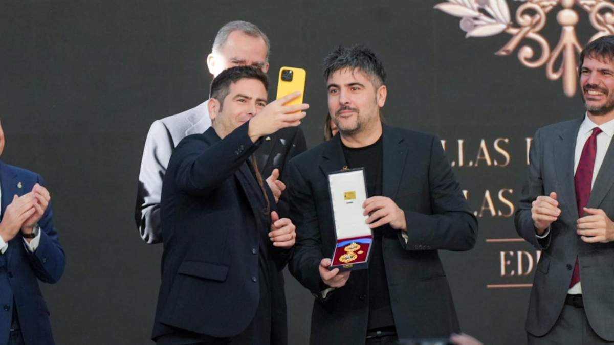 Estopa se hace un 'selfie' con el Rey Felipe VI tras recibir la Medalla de Oro en las Bellas Artes en Sevilla