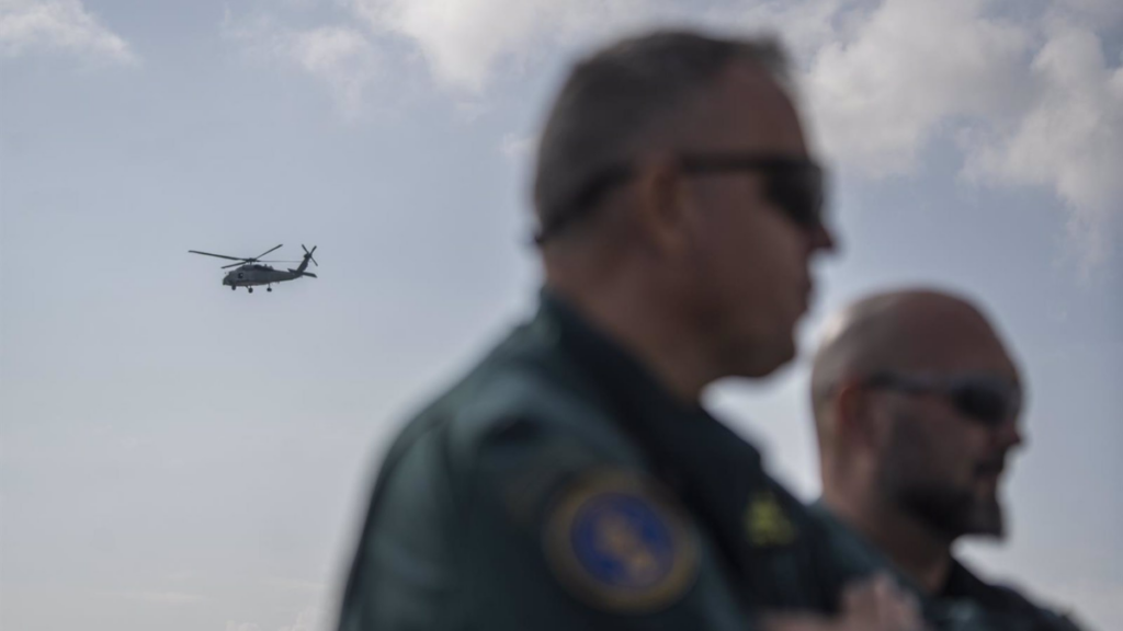 Un helicóptero participa en la búsqueda de las personas desaparecidas tras la DANA - Jorge Gil - Europa Press