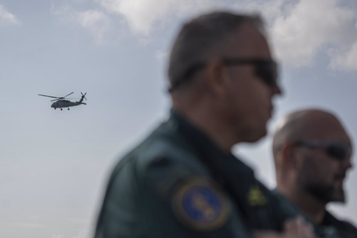 Un helicóptero participa en la búsqueda de las personas desaparecidas tras la DANA - Jorge Gil - Europa Press