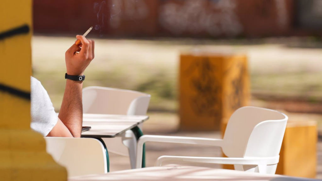 Lola Lolita fuma y disfruta de fumar en la terraza de un bar | Europa Press