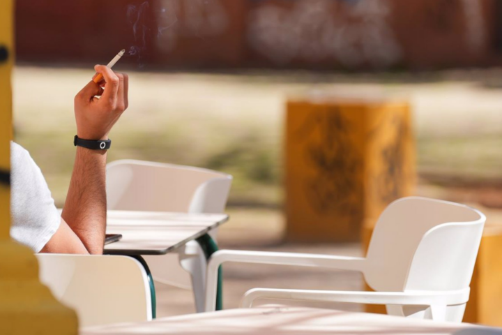 Lola Lolita fuma y disfruta de fumar en la terraza de un bar | Europa Press