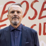 Miguel Bosé posa a su llegada a la presentación de la producción ‘Bosé Renacido’ de Movistar Plus+