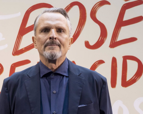 Miguel Bosé posa a su llegada a la presentación de la producción ‘Bosé Renacido’ de Movistar Plus+