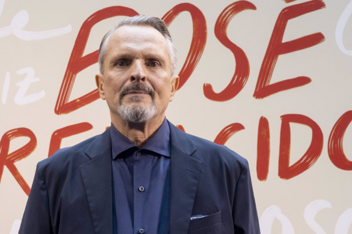 Miguel Bosé posa a su llegada a la presentación de la producción ‘Bosé Renacido’ de Movistar Plus+